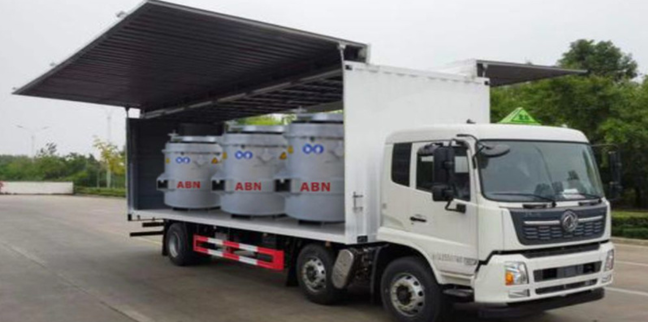 Molten aluminum delivery truck with crucible containers